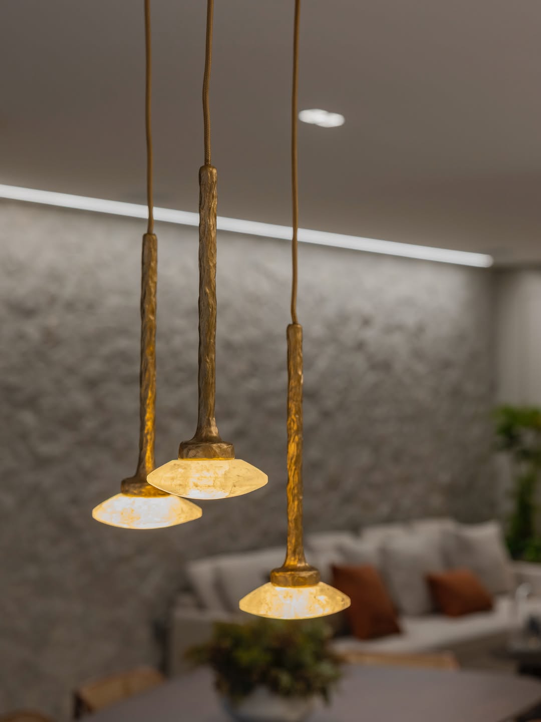 Sala de jantar com luminária pendente em quartzo branco da Aver Design.